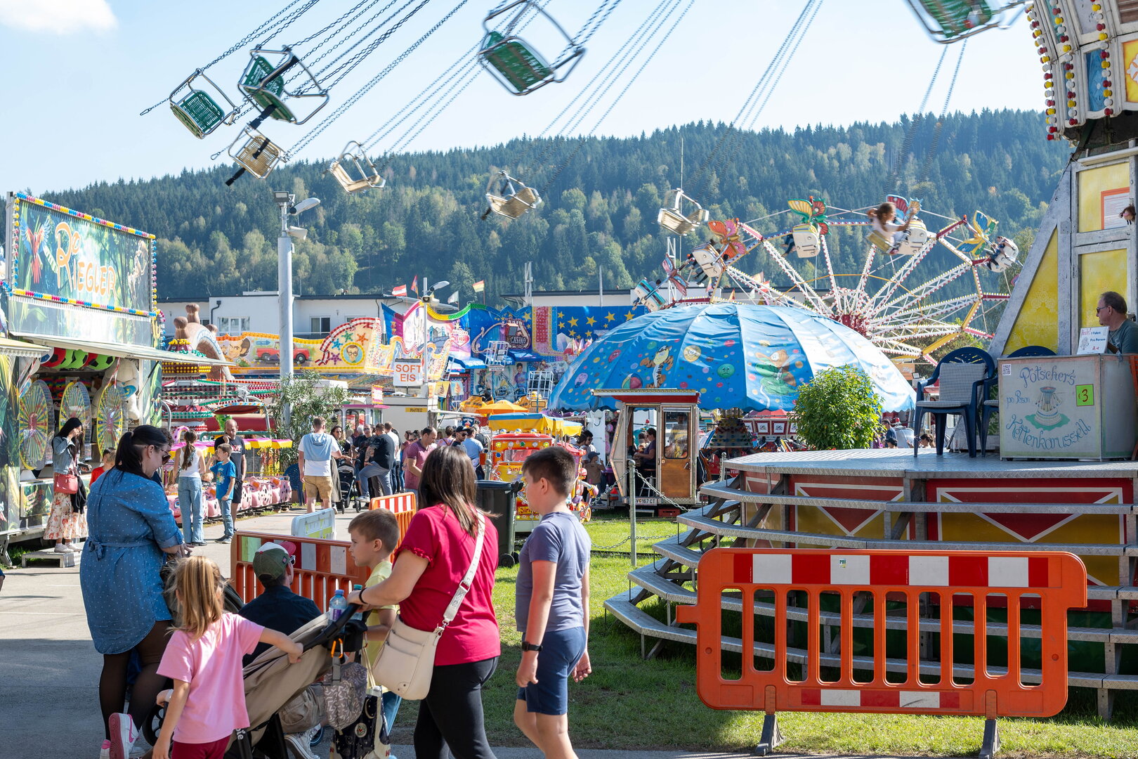 Kirtag in Österreich mit Kettenkarussell und Kinderkarussell