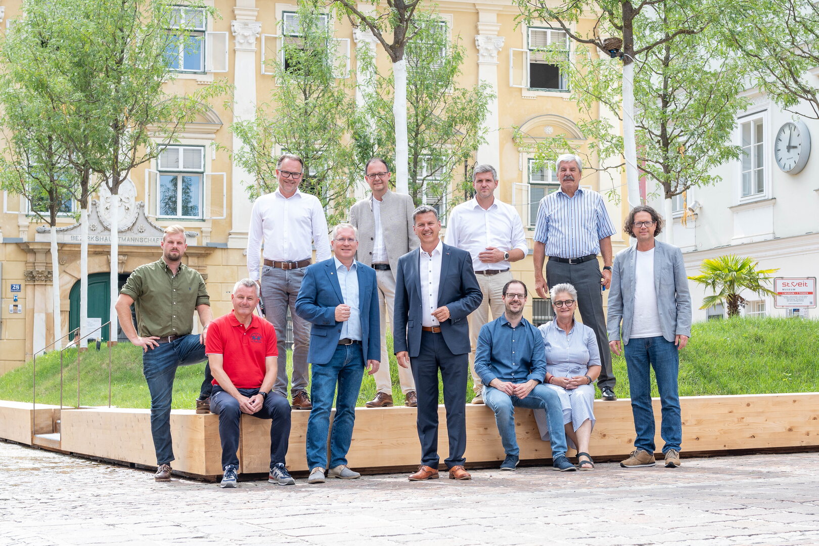 St. Veit: Neun Personen posieren vor dem Rathaus