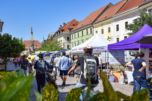 Veitsmarkt_Hauptplatz - buntes Markttreiben.jpg