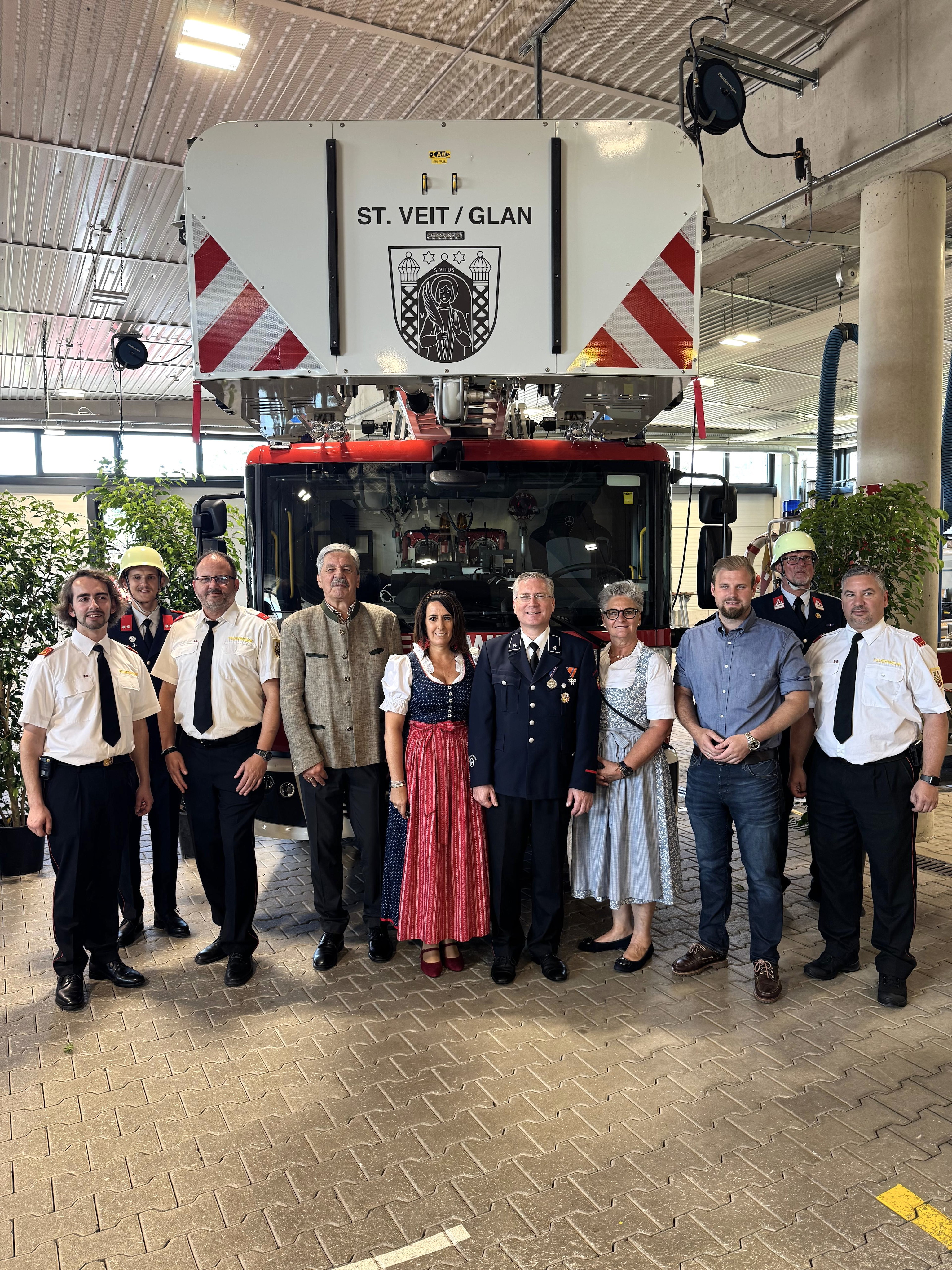 Feuerwehr St. Veit / Glan mit Einsatzfahrzeug und Vertretern in Tracht und Uniform