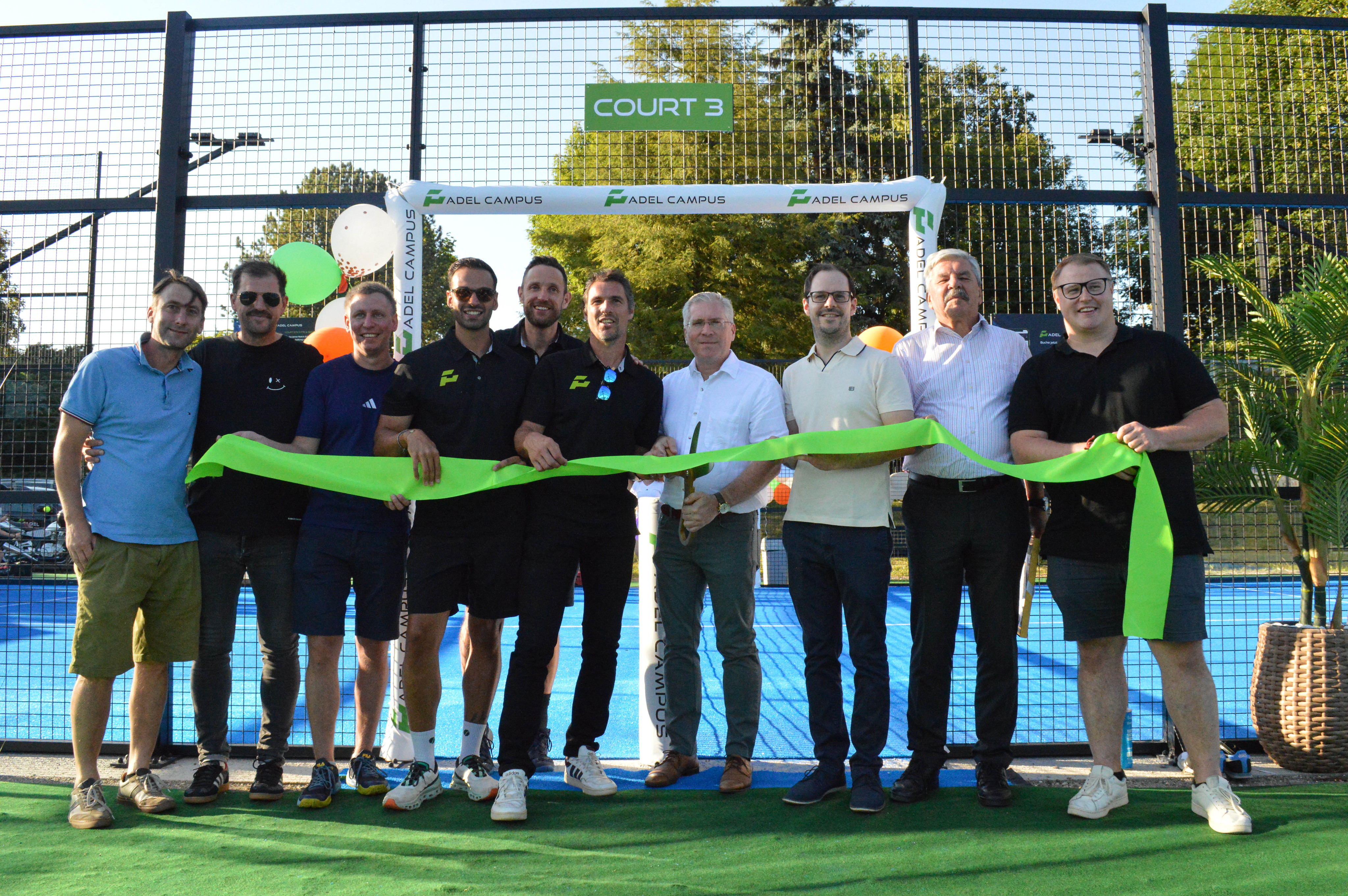 Eröffnung Adel Campus: Gruppe von Männern schneidet grünes Band vor Padel-Court