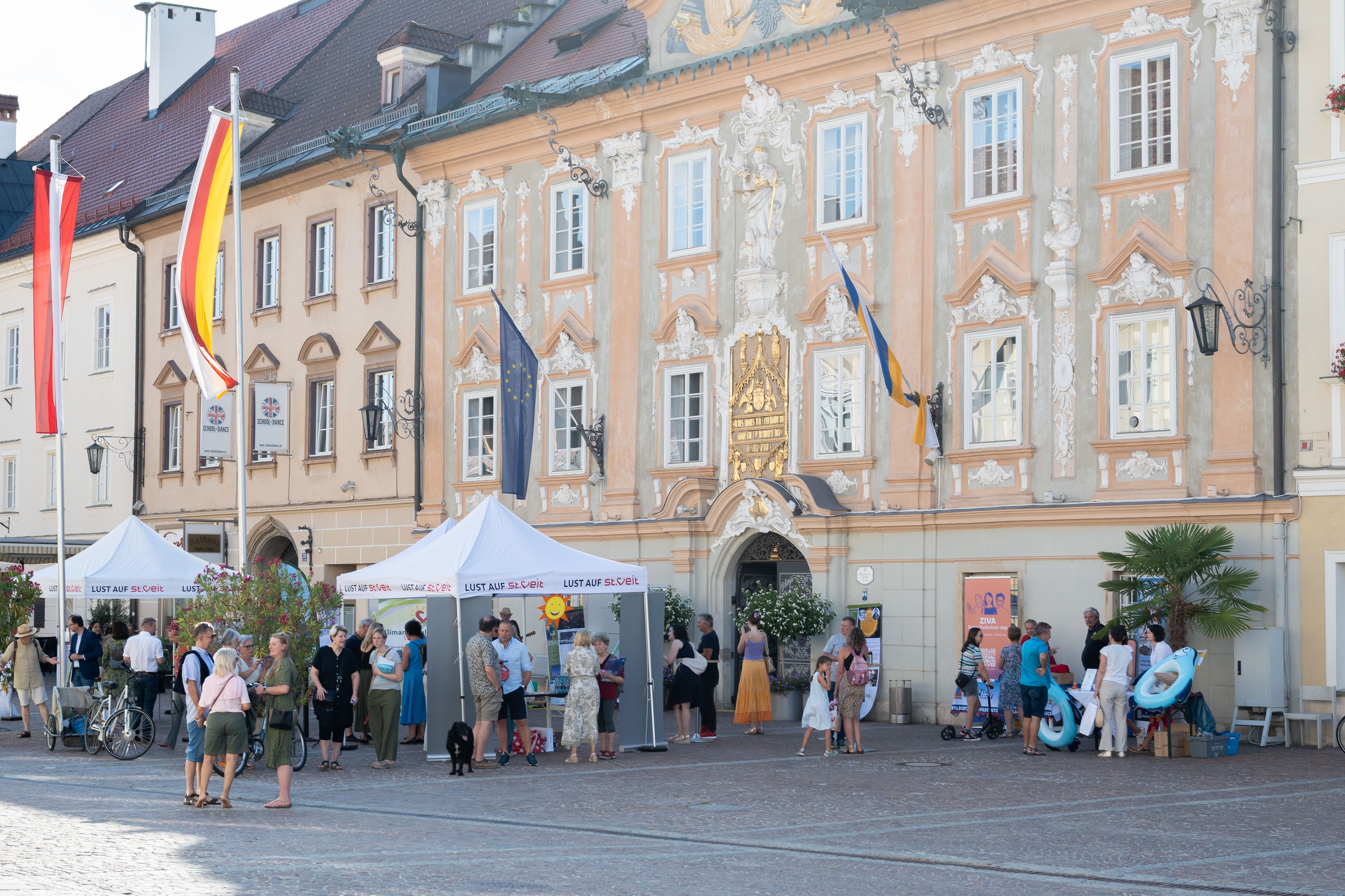 St. Veit an der Glan: Menschen und Zelte am Hauptplatz vor dem Rathaus