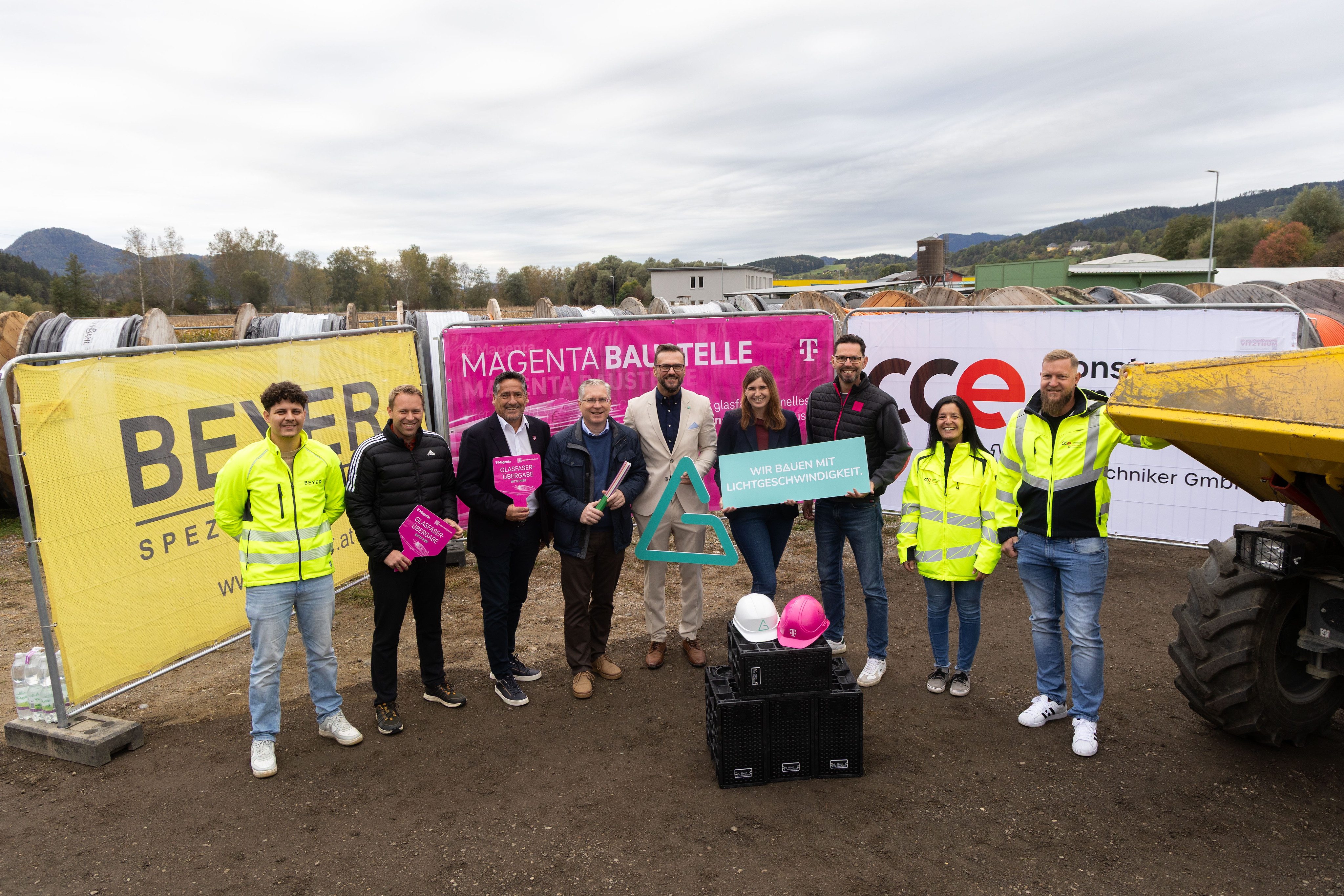 Von links: Filip Mandic (Beyer Spezialbau), Daniel Kohlweiß (Tiefbauabteilung Stadtgemeinde St. Veit), Peter Samselnig (Magenta Telekom), Bürgermeister Martin Kulmer, Markus Dermastia (Alpen Glasfaser), Brigitte Herzog (Alpen Glasfaser), Thomas Grantner (Magenta Telekom), Sonja Thurnes (CCE Ziviltechniker) und Hermann Weitlaner (CCE Ziviltechniker). 
