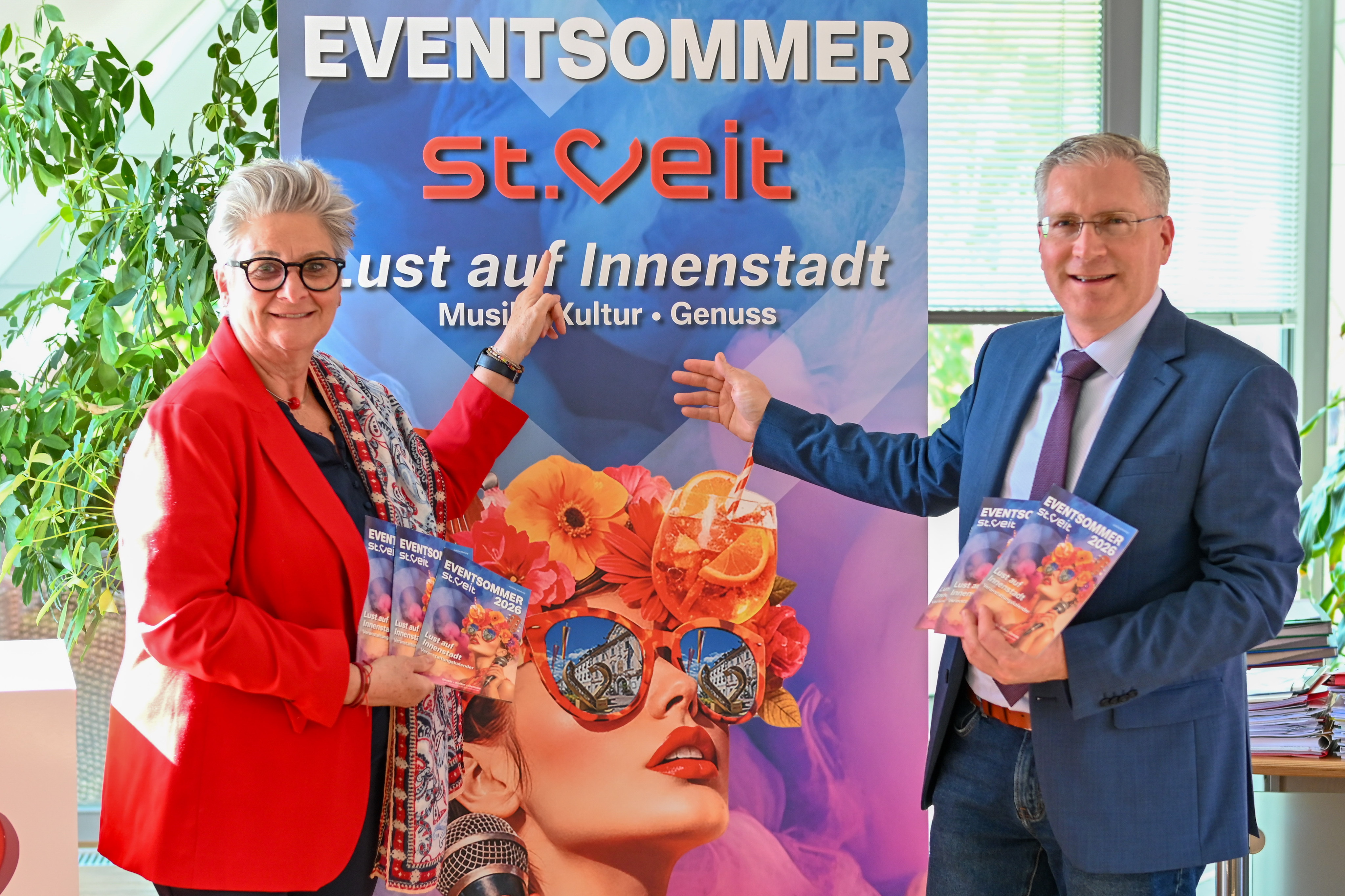 Sommerprogramm Lust auf Innenstadt Eventfolder, Vzbgm. Radaelli und Bgm. Kulmer.jpg